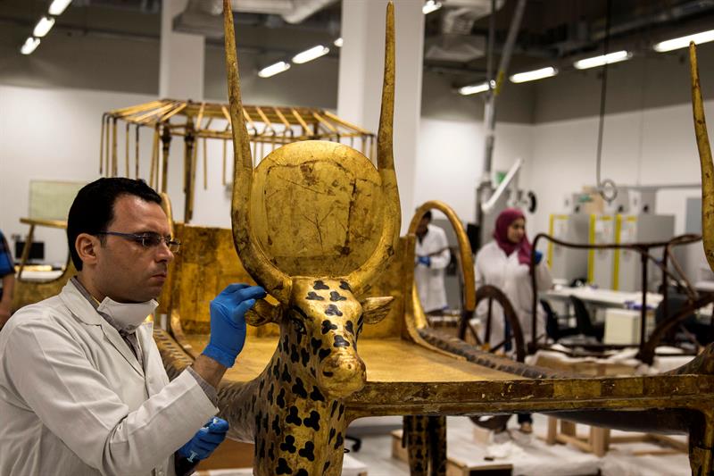 Egipto exhibe la restauración del sarcófago dorado de Tutankamón