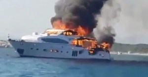 EN VIDEO: Un yate súper lujoso se encendió en llamas con 15 personas a bordo