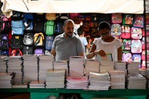 Ventas de libros siguen bajas en vísperas del inicio de clases en Venezuela