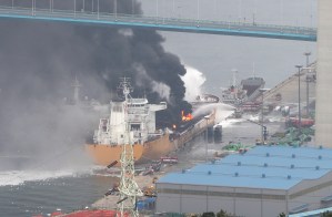 Al menos 18 heridos tras incendio de un buque petrolero en Corea del Sur (FOTOS)