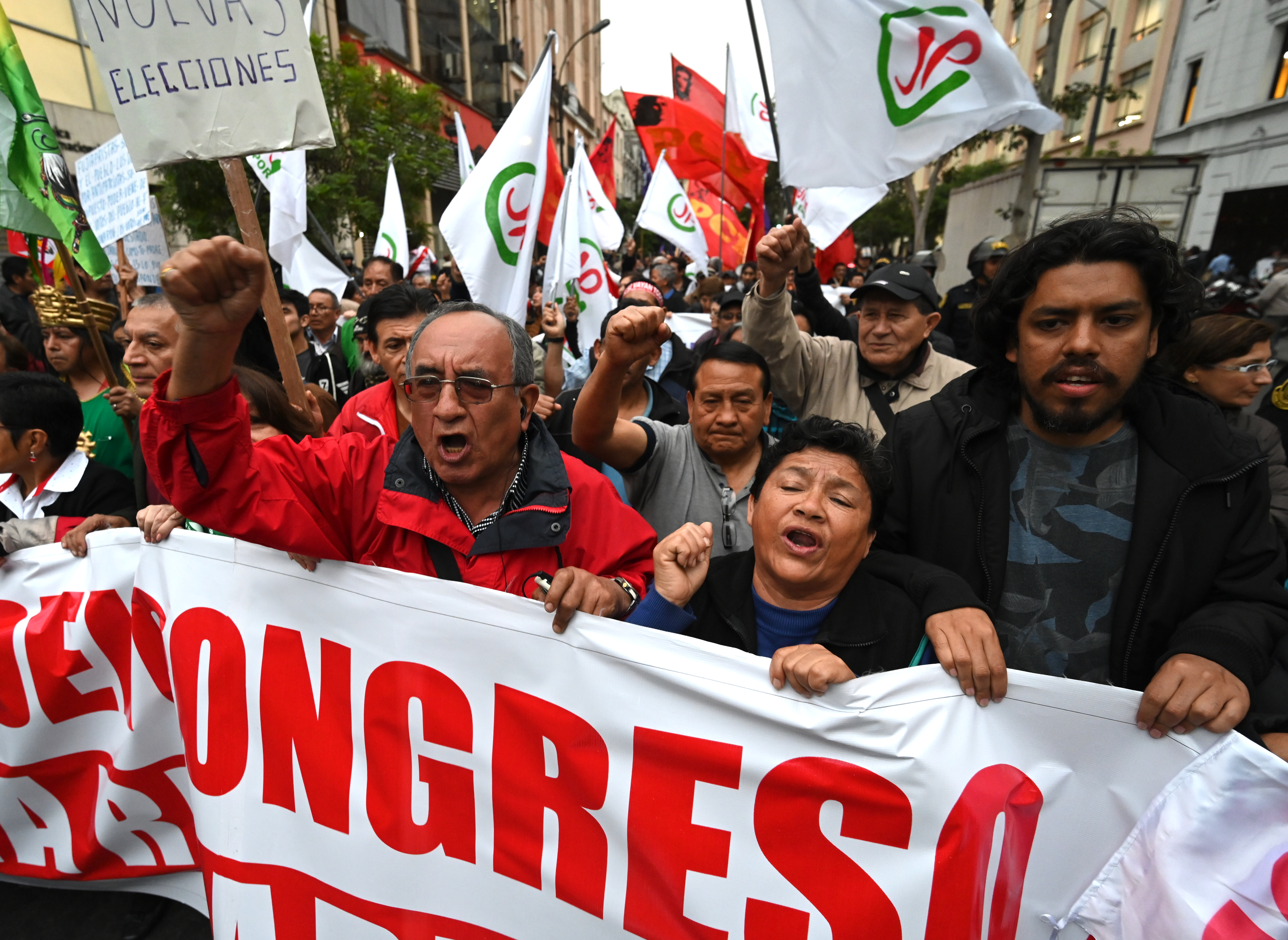 Peruanos marcharon en apoyo al intento de disolución del Congreso