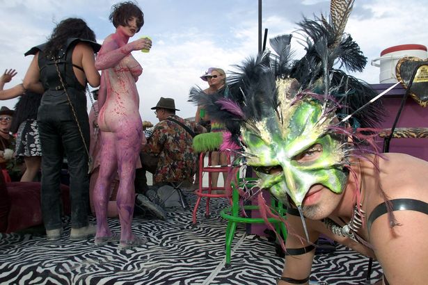 Lo que sucede en el festival hippie más grande del mundo y su “tienda de la orgía” (Fotos)
