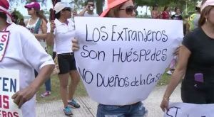 EN VIDEO: Un electricista venezolano no pudo culminar su labor por las constantes agresiones de una peruana