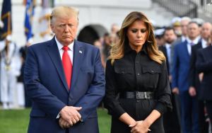 El abrigo de Melania Trump en la ceremonia del 11-S que desató polémica en Twitter (Fotos)