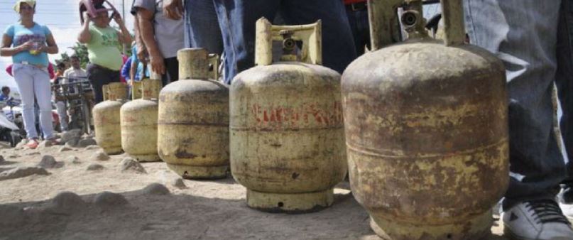 Los venezolanos pasan una ODISEA para hallar una bombona de gas doméstico (VIDEO)