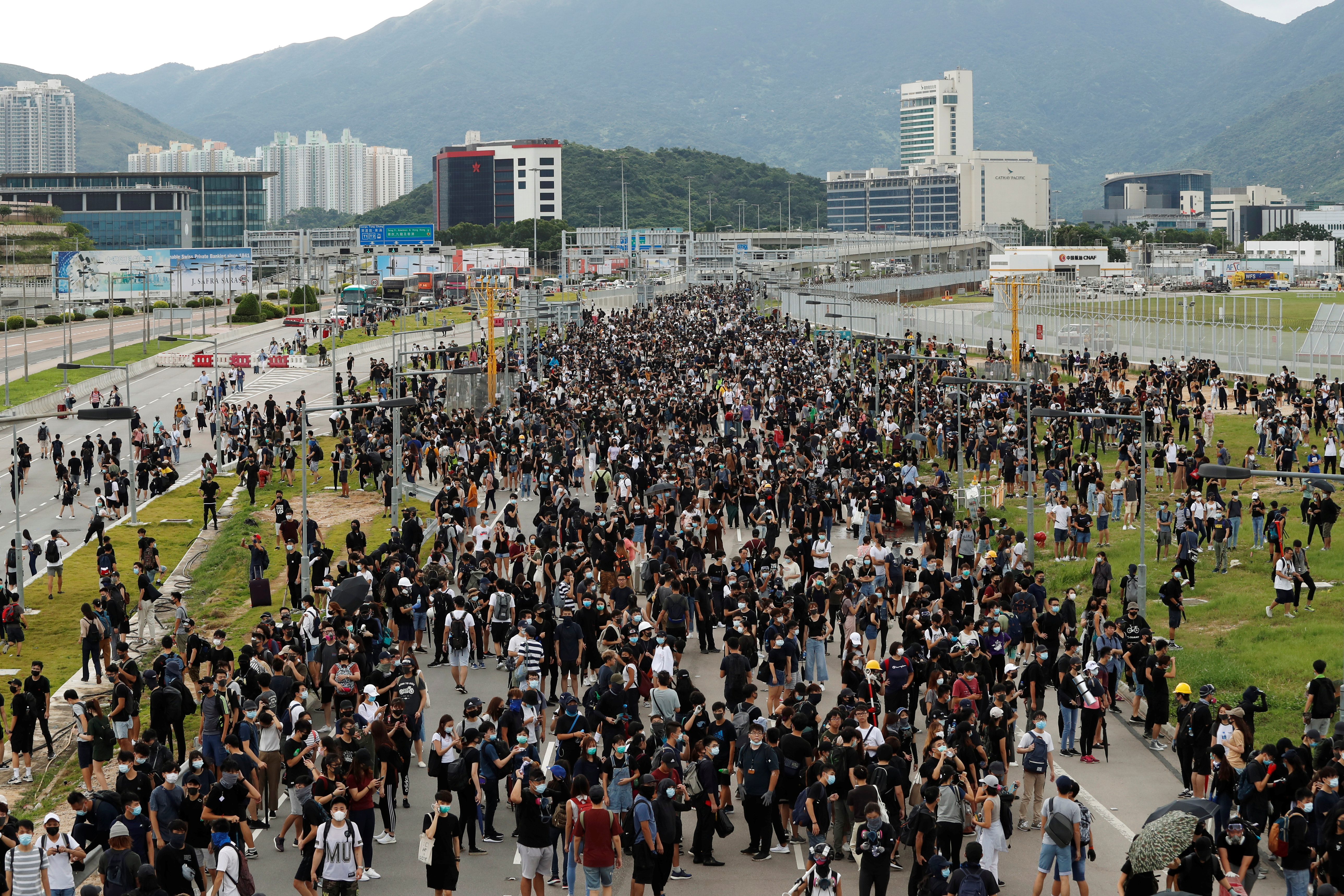 Manifestantes cerraron las vías hacia el aeropuerto de Hong Kong