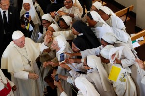 Papa Francisco pide a monjas en Madagascar que hablen cuando vean “algo raro” (Fotos)