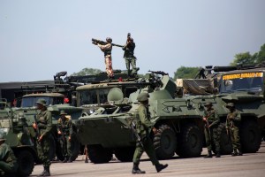 El régimen de Maduro comienza ejercicios militares mientras grupos irregulares asesinan en la frontera