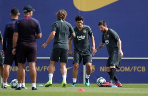Messi y Dembelé completan parte del entrenamiento colectivo del Barcelona