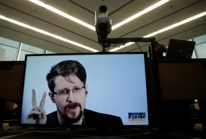 “Assange podría ser el siguiente”, advirtió Snowden tras la muerte de McAfee