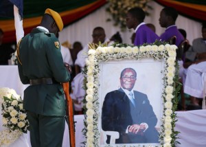Expresidente de Zimbabue Robert Mugabe enterrado en su aldea natal