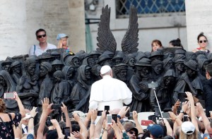 El Papa pide recuperar la humanidad en la Jornada del Migrante