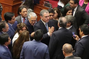 Congreso peruano sube la apuesta contra Vizcarra y su amenaza de cerrarlo