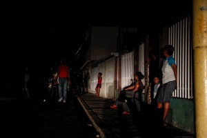 Ciudadanos que se ven obligados a migrar a Caracas desde Zulia, el estado con más apagones del país