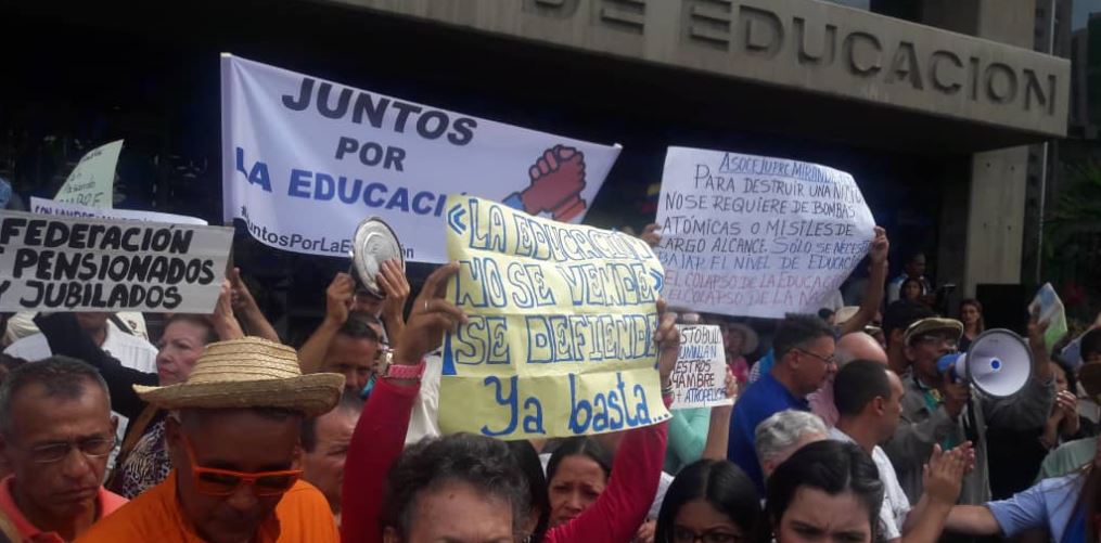 El dolor del maestro en Venezuela: Zapatos de caucho, sin jabón y 35 kilos menos (VIDEO)