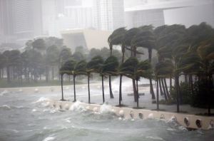 Qué cosas volarán por el aire y cuánto subirá el agua de acuerdo a la categoría de cada huracán