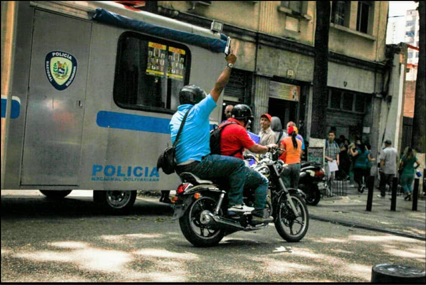LA FOTO: Colectivos paramilitares dispararon en la protesta de docentes a la vista de la PNB
