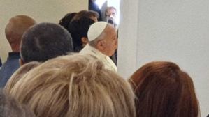 El Papa visitó con el cantante Bocelli un centro de acogida para necesitados