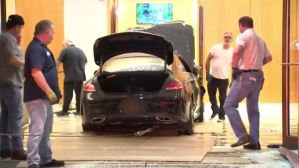 El increíble choque de un auto que acabó en el lobby del Hotel Trump en Nueva York (Videos)