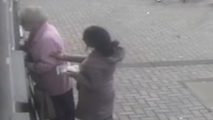Anciana de 81 años se defiende de una mujer que trataba de robarle en un cajero automático (VIDEO)