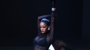 Rihanna volvió a los escenarios y se roba el show en la semana de la moda de New York
