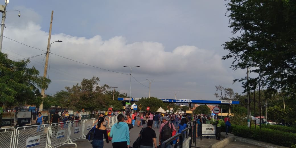 Gran flujo de Venezolanos se desplazan hacia Colombia por el puente internacional Simón Bolívar #16Sep (FOTOS)