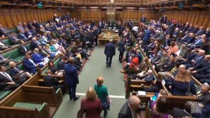 Parlamento británico vuelve al trabajo tras decisión judicial en contra de la suspensión