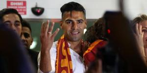 El delantero Radamel Falcao firmó por el Galatasaray turco