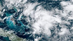 Humberto se alejó de Bahamas y avanza por el Atlántico con vientos reforzados