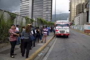 Terminales improvisados son la otra cara de la crisis del transporte público de Caracas