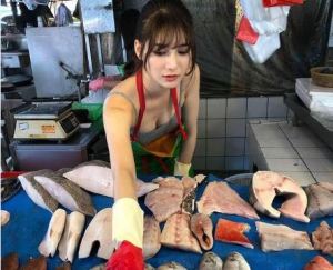 La SENSUAL vendedora de pescado que enloquece a curiosos y turistas en Taiwán (Foto)