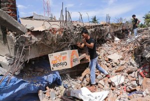 Se eleva a 30 la cifra de muertos por sismo en isla de Indonesia