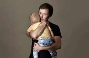 Justicia británica le niega a hombre transgénero ser reconocido como “padre” tras dar a luz