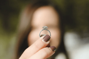 Un hombre compró un anillo para su mujer y otro para su amante y la joyera se tomó venganza