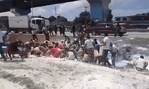 El DESESPERO de los venezolanos al volcarse un camión con harina de trigo en la ARC (Video)