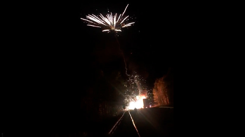 EN VIDEO: Un camión con fuegos artificiales se prende fuego y monta un colorido espectáculo pirotécnico