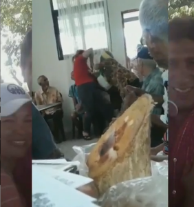 ¡Indignante! Funcionaria de un Geriátrico en Barinas maltrató a una abuelita por “grabarla” (VIDEO)