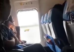 Pánico en un avión por una pasajera que abrió la puerta de emergencia antes del despegue para tomar “aire fresco” (Video)