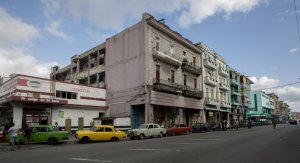 Cubanos esperan por horas en largas colas mientras la crisis del combustible muerde
