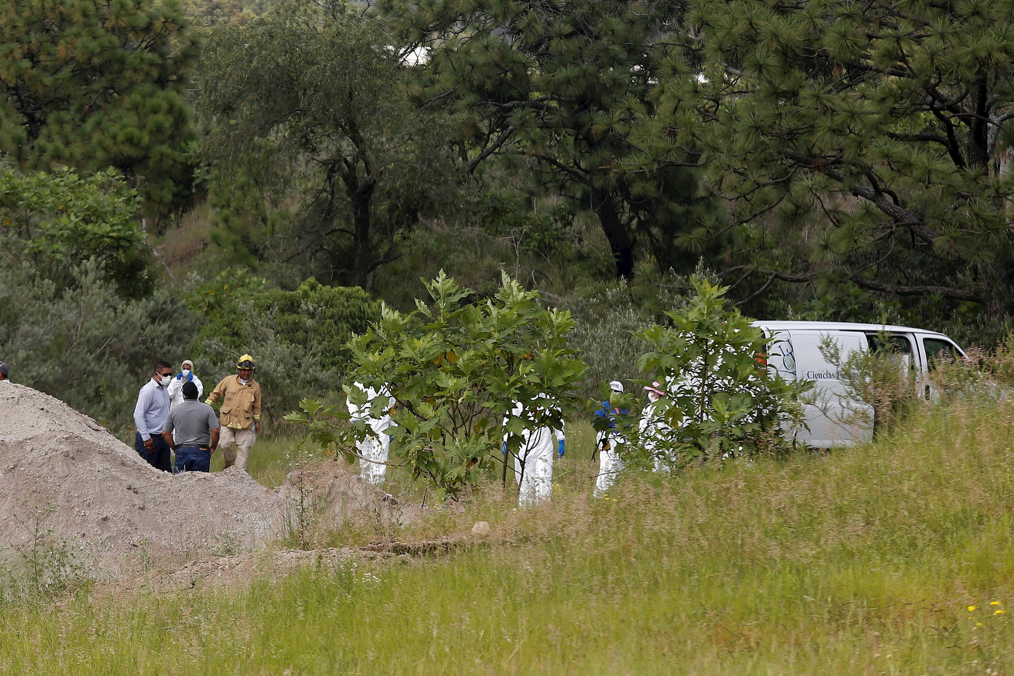 Hallazgo de fosa con 44 cadáveres agudiza crisis forense en oeste de México