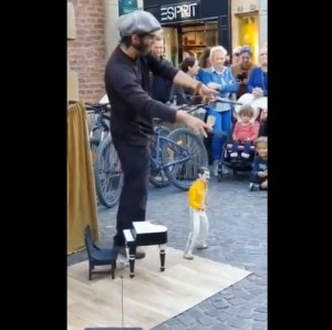 En Video: Una marioneta inspirada en Freddie Mercury se roba el show en las calles de Europa