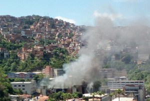 Bomberos aún no controlan fuerte incendio en edificio de Palo Verde #3Sep (Video)