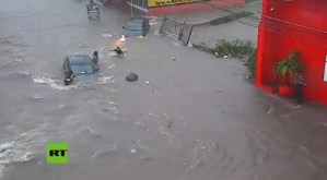 En Video: Una alcantarilla se traga a una mujer durante una inundación en México  