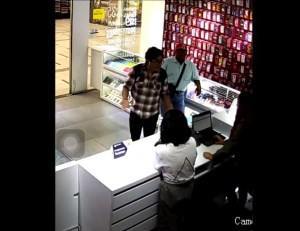 Imágenes fuertes: Un joven insulta y agrede a vendedoras en una tienda en México