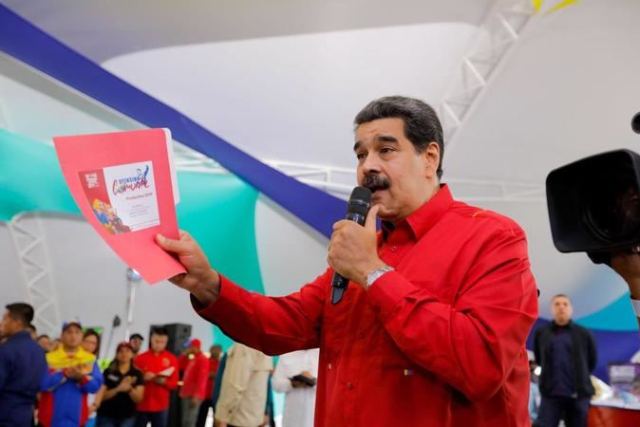 ALnavío: Maduro muere por una foto que busca pero que no consigue