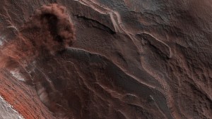 Una avalancha de hielo en Marte culmina con una enorme nube de polvo rojo (Foto)