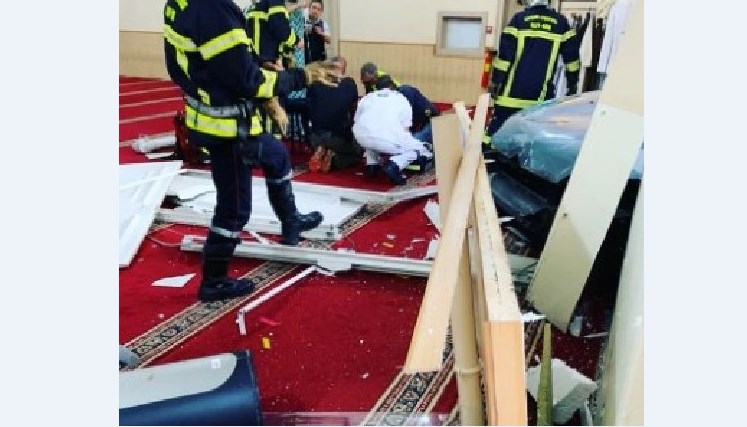 Un hombre estrelló su vehículo contra una mezquita en Francia sin causar víctimas (VIDEO)