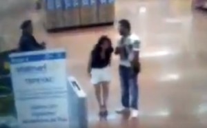 En video: Una mujer se desviste en un supermercado para demostrar que no estaba robando