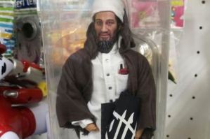 ¡Todo MAL! Juguetería rusa vende una figura de acción de Osama bin Laden (FOTOS)