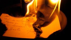 Despecho peligroso: ocasionó un incendio en su apartamento tras quemar las cartas de su exnovio